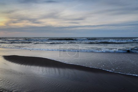 Foto de Mar Báltico ondulado en otoño. - Imagen libre de derechos