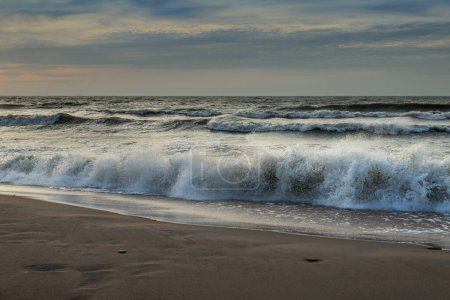 Foto de Mar Báltico ondulado en otoño. - Imagen libre de derechos