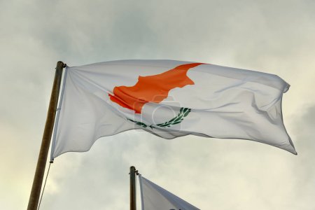 Foto de Bandera de Chipre sobre un fondo nublado. - Imagen libre de derechos