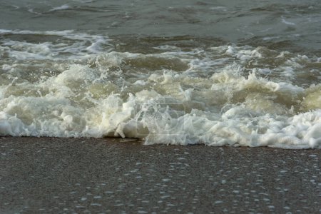 Foto de La costa del mar Báltico ondulado. - Imagen libre de derechos