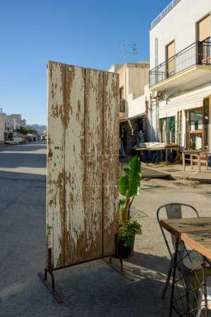 Foto de Una pared de protección solar en un café de la calle en una pequeña ciudad en el sur de Italia. - Imagen libre de derechos