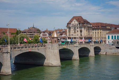 Téléchargez les photos : BASEL, SUISSE, 7 JUILLET 2022 : pont Wetsteinbrucke sur le Rhin et bâtiments historiques de la ville. promenade à travers la vieille ville bien préservée en Europe. - en image libre de droit