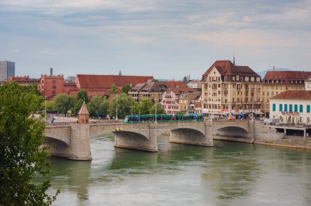 Téléchargez les photos : BASEL, SUISSE, 7 JUILLET 2022 : pont Wetsteinbrucke sur le Rhin et bâtiments historiques de la ville. promenade à travers la vieille ville bien préservée en Europe. - en image libre de droit