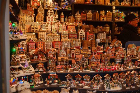 Téléchargez les photos : Cologne, Allemagne - 13 décembre 2022 : Ambiance de Noël au marché ouvert de Noël. Célébration des fêtes de Noël. Lumières, carrousel, petites maisons, jouets et décorations à la foire en ville européenne - en image libre de droit