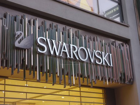 Téléchargez les photos : Munich, Germany - August 4, 2022: Facades of Swarovski Store. Swarovski - Austrian lead glass manufacturer - en image libre de droit