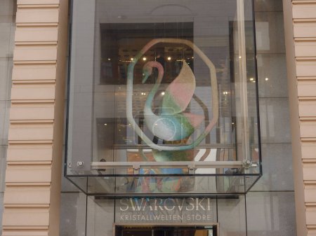 Téléchargez les photos : Vienna, Austria - August 8, 2022: Facades of Swarovski Store. Swarovski - Austrian lead glass manufacturer - en image libre de droit