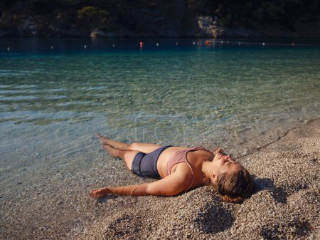 Téléchargez les photos : Cheerful woman enjoying the beach Oludeniz Blue Lagoon Turkey. Life of people xl size, happy nice natural beauty woman - en image libre de droit