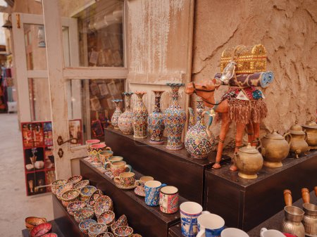 Téléchargez les photos : 20 mars 2023, Dubaï, EAU : Al Seef Heritage Souq Arabic Market. Dubaï Deira. boutique de souvenirs avec vaisselle et vases. - en image libre de droit