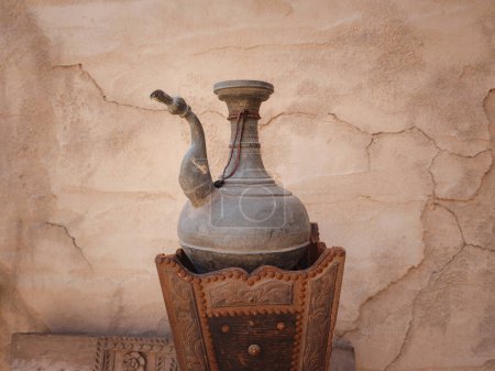 Téléchargez les photos : Vases décoratifs en faïence altérée debout à l'extérieur au soleil dans une cour ou un parc dans le vieux quartier historique Al Seef avec une architecture arabe traditionnelle. - en image libre de droit