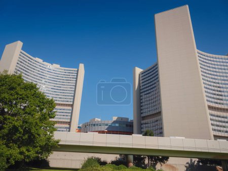 Téléchargez les photos : Vienne, Autriche - 27 juillet 2023 : bâtiment du siège des Nations Unies dans la capitale autrichienne. Le centre international de Vienne ou ville de l'ONU avec pelouse verte et ciel bleu en été - en image libre de droit