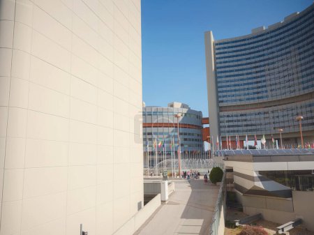 Téléchargez les photos : Vienne, Autriche - 27 juillet 2023 : bâtiment du siège des Nations Unies dans la capitale autrichienne. Le centre international de Vienne ou ville de l'ONU avec pelouse verte et ciel bleu en été - en image libre de droit