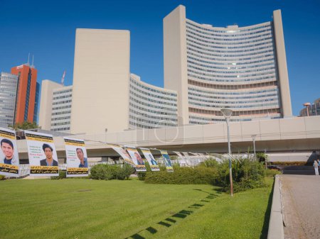 Téléchargez les photos : Vienne, Autriche - 27 juillet 2023 : bâtiment du siège des Nations Unies dans la capitale autrichienne. Des militants protestent contre le bâtiment de l'ONU, contre les problèmes iraniens - en image libre de droit