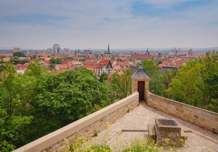 Foto de Las murallas de la fortaleza de Erfurt que protegían la ciudad se han conservado en la colina. caminar a lo largo de las paredes proporciona excelentes vistas de los barrios antiguos de Erfurts. - Imagen libre de derechos