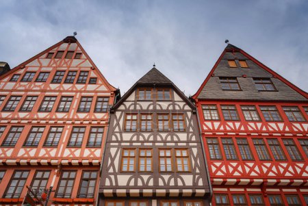 Frühjahrsreise nach Europa. schöne alte deutsche Städte, Reisen und deutsche Sehenswürdigkeiten. Blick auf die Fassade alter historischer Häuser irgendwo in der Frankfurter City