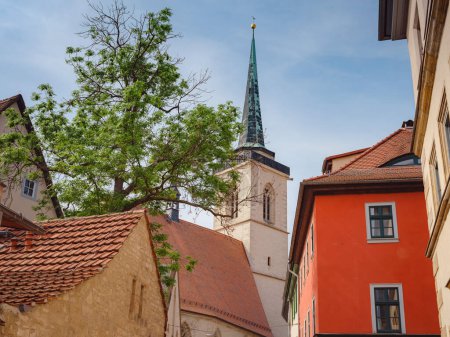 Foto de Viaje de primavera a Europa. Viajes y lugares turísticos alemanes. interesantes torres antiguas y fachadas de casas medievales en algún lugar de la ciudad de Erfurt - Imagen libre de derechos