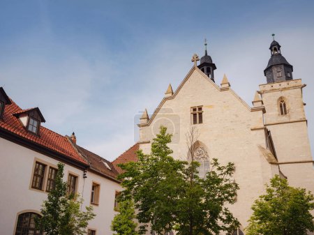 viaje de primavera a Europa. Viajes y lugares turísticos alemanes. interesantes torres antiguas y fachadas de casas medievales en algún lugar de la ciudad de Erfurt
