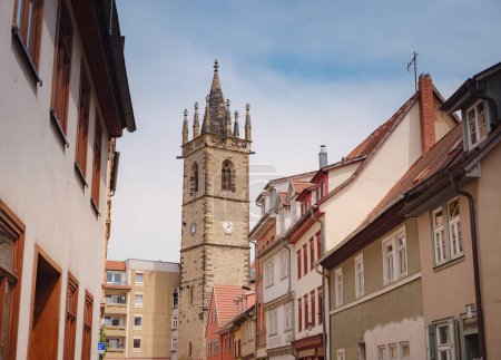 viaje de primavera a Europa. Viajes y lugares turísticos alemanes. interesantes torres antiguas y fachadas de casas medievales en algún lugar de la ciudad de Erfurt
