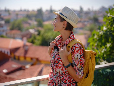 viajes de verano femenino a Antalya, Turquía. joven mujer asiática en vestido rojo caminar por el casco antiguo de Kalechi, Vista panorámica del casco antiguo de Antalya, casas otomanas antiguas
