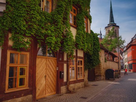 Foto de Viaje de primavera a Europa. Viajes y lugares turísticos alemanes. interesantes torres antiguas y fachadas de casas medievales en algún lugar de la ciudad de Erfurt - Imagen libre de derechos