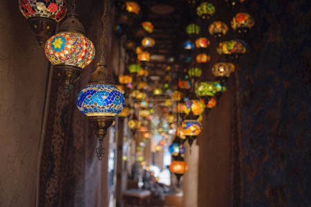 Das alte historische Viertel in Dubai. Orientalisch Arabisch Bunte Glas-Hängeleuchten im Bunten Arabischen Shop Souvenir.
