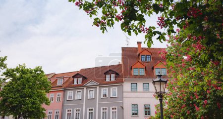 Frühjahrsreise nach Europa. Reisen und deutsche Sehenswürdigkeiten. malerischer Blick auf die Fassade alter historischer Häuser irgendwo in der Erfurter Innenstadt, traditionelle Fachwerkhäuser machen es gemütlich und märchenhaft