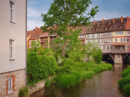 Foto de Viajes y lugares turísticos alemanes. El Puente de la Fortaleza es considerado uno de los atractivos turísticos más bellos y únicos de Erfurt. combinación única de historia, arquitectura y comercio - Imagen libre de derechos