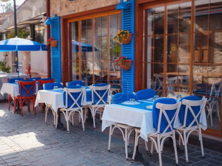 antigua cafetería de la ciudad en el estilo marítimo de Antalya Turquía. Auténtica cafetería en la calle peatonal del casco antiguo.