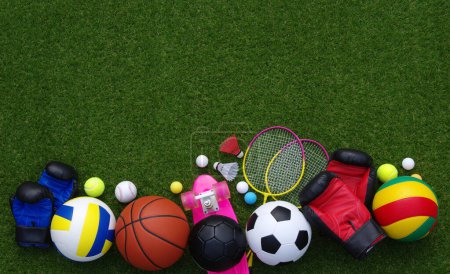 Téléchargez les photos : Ensemble d'équipements sportifs sur herbe verte - en image libre de droit