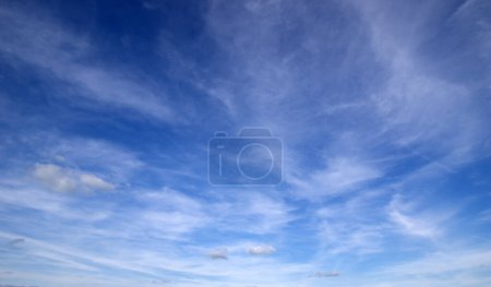 Téléchargez les photos : Nuages duveteux blancs dans le ciel bleu. - en image libre de droit