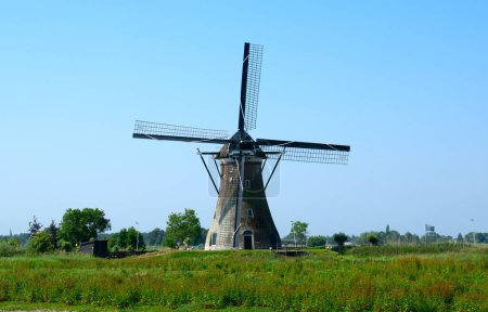 Foto de Molino tradicional holandés en un soleado día de verano en los Países Bajos. - Imagen libre de derechos