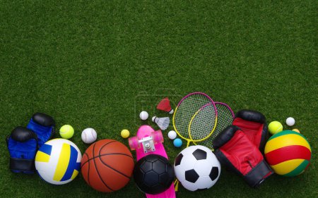 Téléchargez les photos : Ensemble d'équipements sportifs sur herbe verte - en image libre de droit