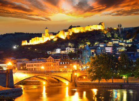 Téléchargez les photos : Dramatic sunset over the ancient Narikala fortress in the old town of Tbilisi, Georgia. - en image libre de droit