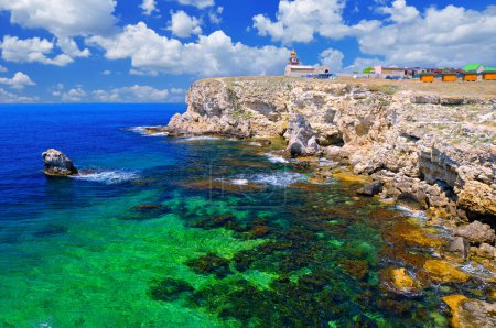 Foto de Picturesque seascape of the turquoise sea and the mountains of the Great Atlesh on Cape Tarkhankut in Crimea, Ukraine - Imagen libre de derechos