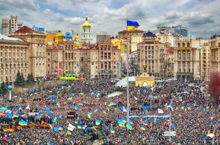 Téléchargez les photos : Kiev, Ukraine - 1er décembre 2013 : Grève sur la place de l'Indépendance à Kiev pour l'association de l'Ukraine à l'Union européenne, pour la démocratie. Réunion sur le Maidan Nezalezhnosti à Kiev, Ukraine - en image libre de droit