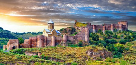 Foto de Pintoresco amanecer sobre la antigua fortaleza de Narikala en la ciudad de Tiflis, Georgia - Imagen libre de derechos