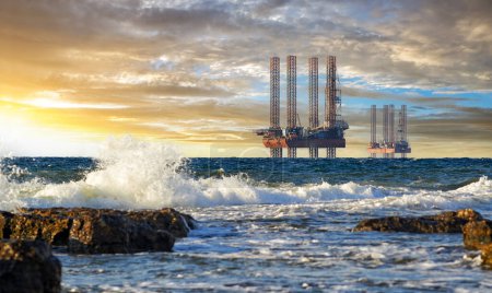 Las plataformas de perforación de gas ucranianas producen gas en la plataforma del Mar Negro en el oeste de Crimea antes de la guerra 2014-2022. Plataformas de perforación en el mar al atardecer. Península Tarkhankut, Crimea, Ucrania