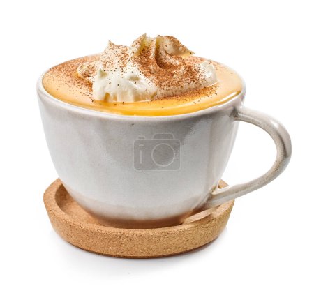 Foto de Taza de café con leche de calabaza casera decorada con crema batida y canela aislada sobre fondo blanco - Imagen libre de derechos