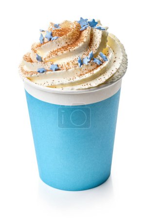 Foto de Café con leche de Navidad para llevar taza de café aislado sobre fondo blanco - Imagen libre de derechos