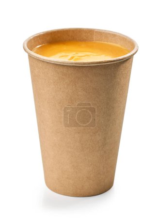 Foto de Bebida de calabaza y canela en una taza para llevar aislada sobre fondo blanco - Imagen libre de derechos
