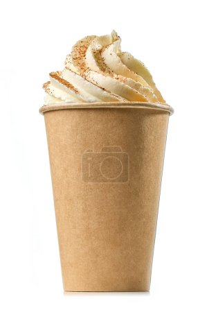 Foto de Bebida de café con leche de calabaza en una taza para llevar decorada con crema batida y canela aislada sobre fondo blanco - Imagen libre de derechos
