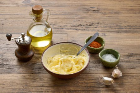 Foto de Tazón de mantequilla batida en la mesa de la cocina de madera - Imagen libre de derechos