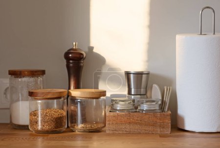 Foto de Varios frascos y recipientes en la mesa de la cocina y fondo de pared - Imagen libre de derechos