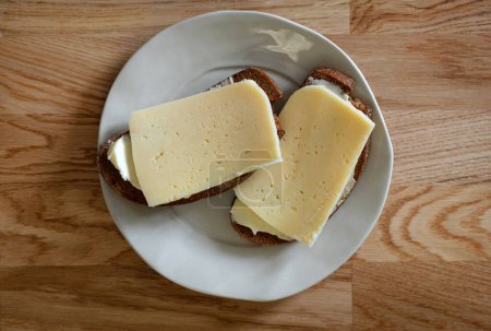 Foto de Bocadillo con queso en la mesa de madera, vista superior - Imagen libre de derechos