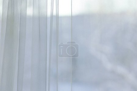 Foto de Cortinas cuelgan delante de la ventana de invierno - Imagen libre de derechos