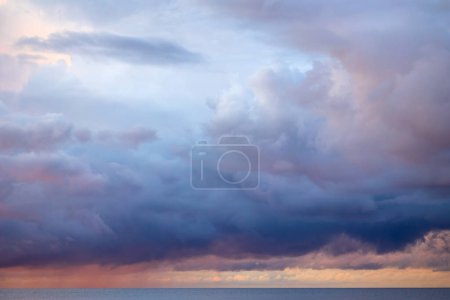 Téléchargez les photos : Nuages orageux aux couleurs du coucher du soleil - en image libre de droit