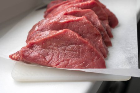 Téléchargez les photos : Viande fraîche de bœuf tranchée crue - en image libre de droit