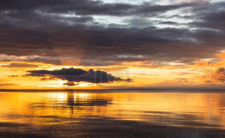 Téléchargez les photos : Magnifique coucher de soleil doré sur la mer - en image libre de droit