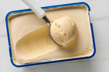 Téléchargez les photos : Boîte à crème glacée vanille, vue de dessus - en image libre de droit