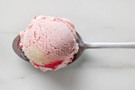 Foto de Bola de helado de fresa y vainilla en una cuchara, vista superior - Imagen libre de derechos
