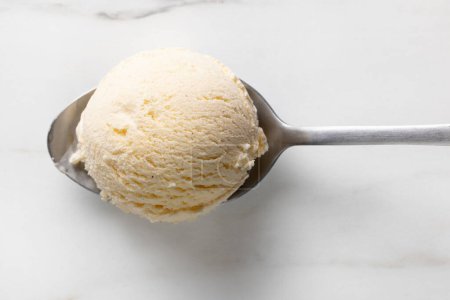 Téléchargez les photos : Boule de crème glacée vanille dans une cuillère, vue de dessus - en image libre de droit